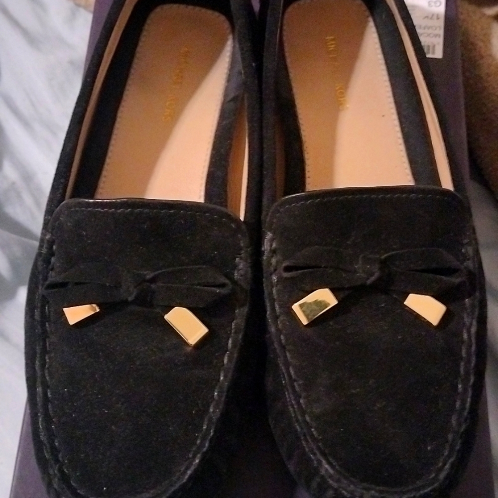 I'm selling a  pair of womens black Suede michael kors moccasin flats size 6